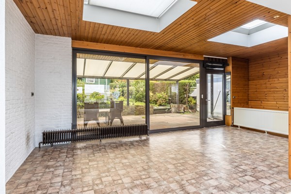 Foto - Te koop: Deels te moderniseren splitlevel drive-in woning (bouwjaar 1963) met 128 m² woonoppervlakte, 3 slaapkamers, tuin en een inpandige garage in Simpelveld